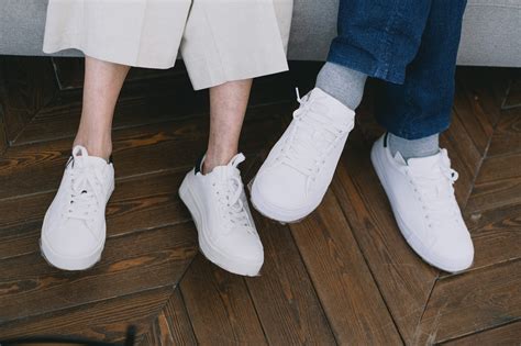 hoe krijg je witte adidas schoon|hoe krijg je sneakers wit.